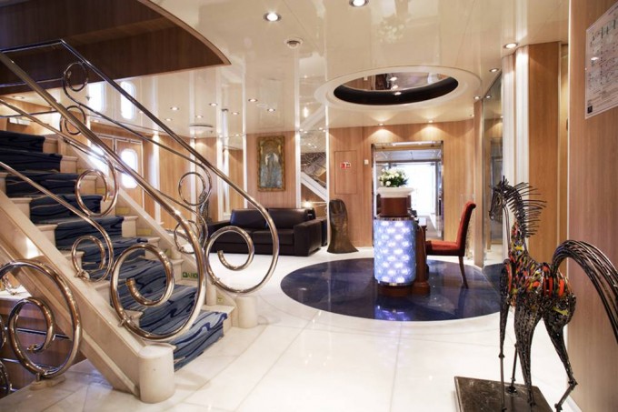 MOONLIGHT II -  Foyer Main deck